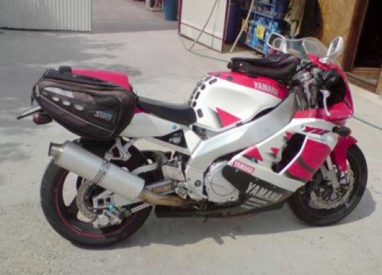 Conducea o motocicletă Yamaha fără a avea permis